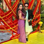 Akansha Chamola Instagram - बहारों की छत हो…….. . . . . . . . . . . . . . . . . . . #couplegoals #couplestyle #desi #desifashion #couplegram #instafashion #instalife #love #life #gratitude #smile #instacute #weddingdecor #marriedlife #cutecouple #marriagegoals #pretty #saree #sequinsaree