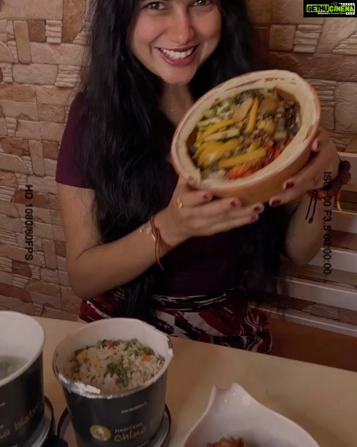 Akansha Chamola Instagram - Simply enjoyed this pan asian spread by @chinabistrofl …… Veg CLAYPOT RICE is delicious 🤤………… Thankyou for catering my #vegan taste buds ………… . . . . . . . . . . . . . . . . . . . . . . . . . . . . . . . . . #panasianfood #sushi #veganfood #veganlife #claypotrice #delicacies #food #instagood #instadaily #instacute