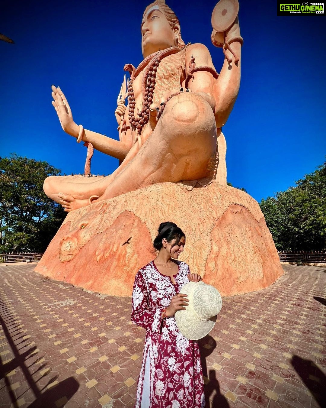 Akansha Chamola Instagram - महाशिवरात्रि की हार्दिक शुभकामनाएँ 🙏🏽 हर हर महादेव🙏🏽 #shivratri #harharmahadev #bhakti #sanatandharma #shivshankar #shivshambhu #shivshakti #omnamahshivaya #nageshwar #jyotirling #bholenath #bholebaba #gujarat #mandir Nageshwar jyotirling, Dwarka,Gujarat