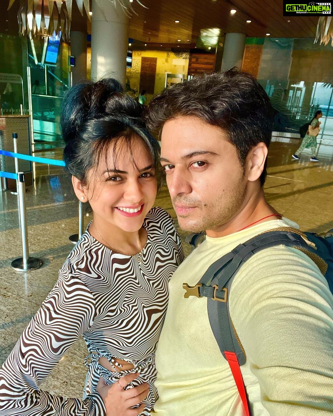 Akansha Chamola Instagram - 🌞 sunkissed selfiedump ……… .. . . . . . . . . . . . . . . . . . . . . . . . . . #selfietime #selfiegram #couplegoals #couplegram #marriedlife #couplestyle #cutecouples #happy #lovegram #instacute #instamood #airportlook #airportdiaries #selfieofday #photodump #instafashion