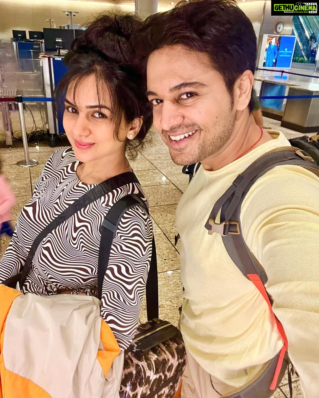 Akansha Chamola Instagram - 🌞 sunkissed selfiedump ……… .. . . . . . . . . . . . . . . . . . . . . . . . . . #selfietime #selfiegram #couplegoals #couplegram #marriedlife #couplestyle #cutecouples #happy #lovegram #instacute #instamood #airportlook #airportdiaries #selfieofday #photodump #instafashion