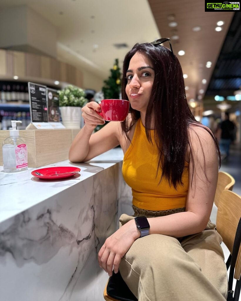 Aksha Pardasany Instagram - 1. Photographer says I’ll take a picture 2. Photographer says, don’t pose, be you 👑 #weirdandproud #chai #
