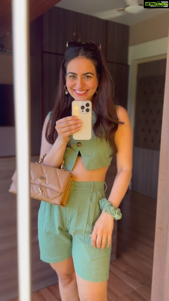 Aksha Pardasany Instagram - Get ready with me while I style my cute @acurvestory Co ord set! Perfectly summery, light and stylish! I love this brand because it celebrates every unique curve and body type. My friend @akankshasavanal designed this specially for me and she’s talented as well as thoughtful in her choices. Outfit @acurvestory #grwm #coords #fashion #style #reelitfeelit