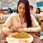 Aksha Pardasany Instagram - Mumbai ho ya Bangkok, your priorities should be in place. Just like mine. #chaat #bhel #bhelpuri #work #travel