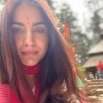 Aksha Pardasany Instagram – Here’s a midweek selfie to motivate you girls to wear a bindi more often. 

P.S. it is so attractive ❤️

#bindi #indianculture #traditional