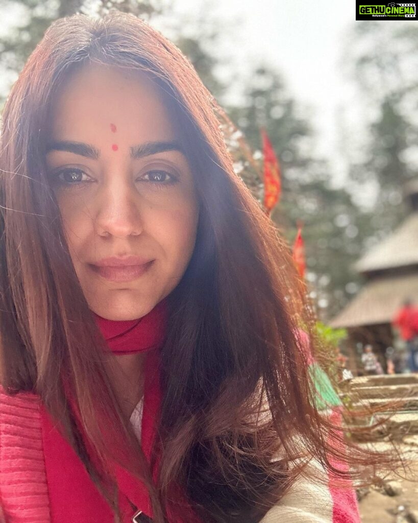 Aksha Pardasany Instagram - Here’s a midweek selfie to motivate you girls to wear a bindi more often. P.S. it is so attractive ❤️ #bindi #indianculture #traditional