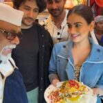 Aksha Pardasany Instagram - I came to Lucknow to promote my film, and obviously, I ate chaat ❤️ And not only did I eat it, I even made it with the famous chaat waale Uncle! Lucknow truly is special ❤️ Shubh Nikah in cinemas on 17th March ❤️ #chaat #royalcafe #lucknow #basketchaat Royal Cafe Hazaratganj
