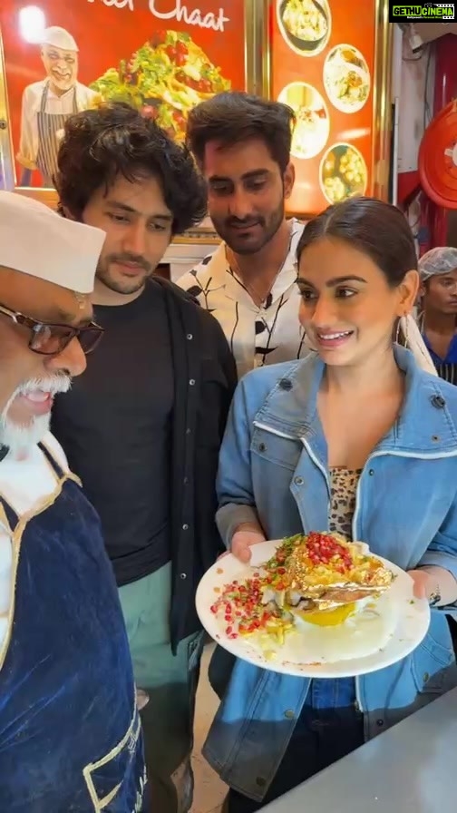 Aksha Pardasany Instagram - I came to Lucknow to promote my film, and obviously, I ate chaat ❤️ And not only did I eat it, I even made it with the famous chaat waale Uncle! Lucknow truly is special ❤️ Shubh Nikah in cinemas on 17th March ❤️ #chaat #royalcafe #lucknow #basketchaat Royal Cafe Hazaratganj
