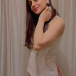 Aksha Pardasany Instagram - Posing for a photo and didn’t know it was a video. Turned into a beautiful little reel. Sometimes ignorance is bliss. Also this song @kaifikhalilmusic ❤️ #reels #trending #photoop #ShubhNikah