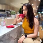 Aksha Pardasany Instagram - 1. Photographer says I’ll take a picture 2. Photographer says, don’t pose, be you 👑 #weirdandproud #chai #