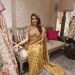 Akshara Gowda Instagram - In between everything 💛 Makeup and hair by @emraanartistry Styled by @jukalker Wearing @gazalguptacouture PC @tejaswimadivada #aksharagowda #stylishtamilachi #stylishtamizhachi #aksharagowdabikki #goldenhour #nofilter #goldenhourlove #sundowner #weekend #sunset #sunsetlovers #makingmemories #nostalgia #saturday #saree #sareelove #hot
