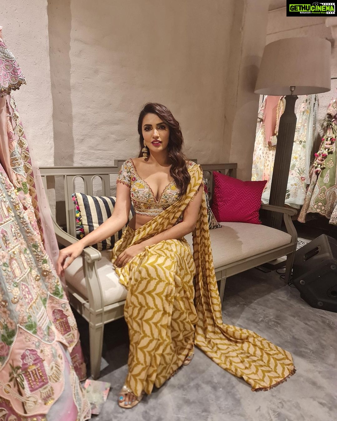 Akshara Gowda Instagram - In between everything 💛 Makeup and hair by @emraanartistry Styled by @jukalker Wearing @gazalguptacouture PC @tejaswimadivada #aksharagowda #stylishtamilachi #stylishtamizhachi #aksharagowdabikki #goldenhour #nofilter #goldenhourlove #sundowner #weekend #sunset #sunsetlovers #makingmemories #nostalgia #saturday #saree #sareelove #hot
