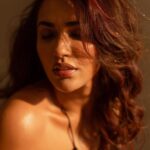 Akshara Gowda Instagram - She is a flame in ANGEL SKIN 🔥 Shot by @shaktismaran Makeup & Hair by @saikrishnabandari Styled by @praptigarg #aksharagowda #stylishtamilachi #stylishtamizhachi #aksharagowdabikki #goldenhour #goldenhourlove #photooftheday #photography #nostalgia #wednesday #skincare #glow #angel Hand On Heart Studio