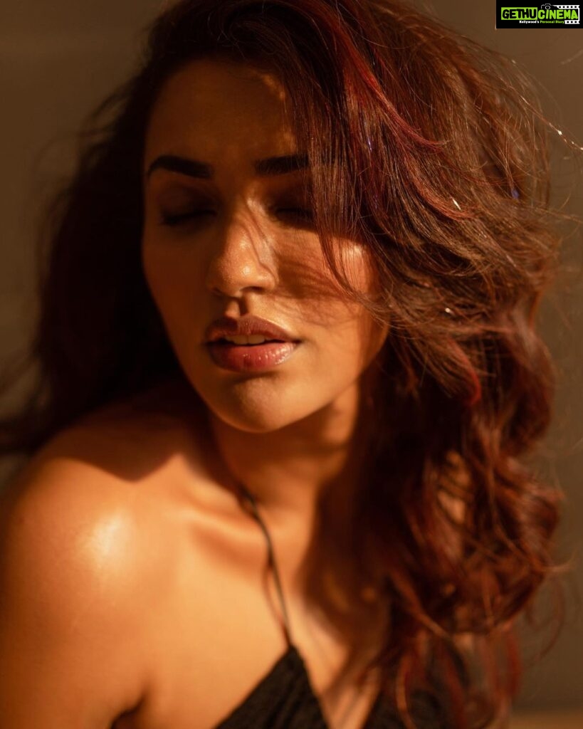 Akshara Gowda Instagram - She is a flame in ANGEL SKIN 🔥 Shot by @shaktismaran Makeup & Hair by @saikrishnabandari Styled by @praptigarg #aksharagowda #stylishtamilachi #stylishtamizhachi #aksharagowdabikki #goldenhour #goldenhourlove #photooftheday #photography #nostalgia #wednesday #skincare #glow #angel Hand On Heart Studio