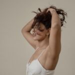 Akshara Gowda Instagram – Memento 🤍 

Shot by @shaktismaran 

Makeup & Hair by @saikrishnabandari 

Styled by @praptigarg

#coffeelover #skincare #aksharagowda #stylishtamilachi #aksharagowdabikki #stylishtamizhachi  #dancing Hand On Heart Studio
