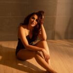 Akshara Gowda Instagram - Golden hour 🌟⭐️ Shot by @shaktismaran Makeup & Hair by @saikrishnabandari Styled by @praptigarg #coffeelover #skincare #aksharagowda #stylishtamilachi #aksharagowdabikki #stylishtamizhachi #dancing Hand On Heart Studio