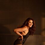 Akshara Gowda Instagram - Golden hour 🌟⭐️ Shot by @shaktismaran Makeup & Hair by @saikrishnabandari Styled by @praptigarg #coffeelover #skincare #aksharagowda #stylishtamilachi #aksharagowdabikki #stylishtamizhachi #dancing Hand On Heart Studio