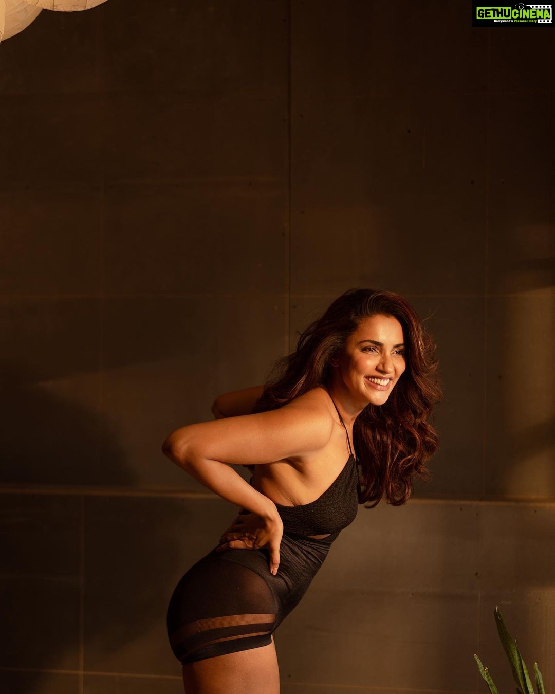 Akshara Gowda Instagram - Golden hour 🌟⭐️ Shot by @shaktismaran Makeup & Hair by @saikrishnabandari Styled by @praptigarg #coffeelover #skincare #aksharagowda #stylishtamilachi #aksharagowdabikki #stylishtamizhachi #dancing Hand On Heart Studio
