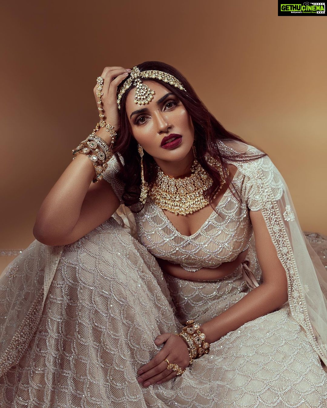 Akshara Gowda Instagram - Champagne š„ Photography: @girish_rajput_photography Retouch / post : @the_pixchanger Makeup : @manjiri_trivedi Hair: @priya_annareddy Stylist : @jaadu_sidhu Wearing: @kalighataindia , Jewellery: @zevar_geeta Location courtesy: @studio211mumbai Shoot coordinated : @sumbul_enroute #coffeelover #skincare #aksharagowda #stylishtamilachi #aksharagowdabikki #stylishtamizhachi #dancing Studio 211
