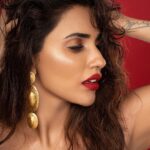 Akshara Gowda Instagram - Cuz u look greatest when u feel like a damn queen ❤️‍🔥🔥 Photography @shareefnandyala Makeup and hair @pranathibandi Styling @priyankaarik Assisted @_salonii.jainn_ Accessories @arikatelier Production @studiolluxe #coffeelover #skincare #aksharagowda #stylishtamilachi #aksharagowdabikki #stylishtamizhachi #dancing #raw #tuesdaymotivation #random #red