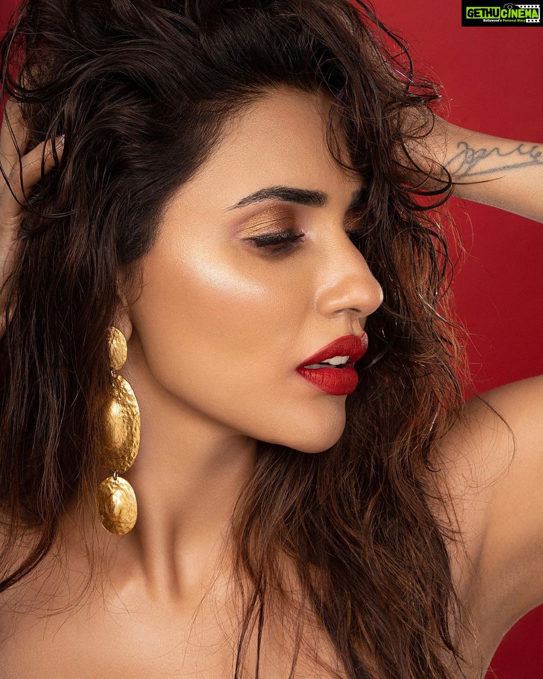 Akshara Gowda Instagram - Cuz u look greatest when u feel like a damn queen β€οΈβπ₯π₯ Photography @shareefnandyala Makeup and hair @pranathibandi Styling @priyankaarik Assisted @_salonii.jainn_ Accessories @arikatelier Production @studiolluxe #coffeelover #skincare #aksharagowda #stylishtamilachi #aksharagowdabikki #stylishtamizhachi #dancing #raw #tuesdaymotivation #random #red