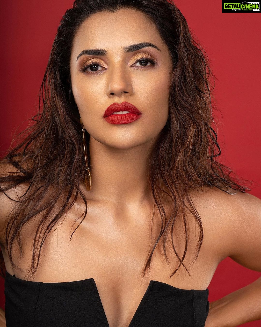 Akshara Gowda Instagram - Cuz u look greatest when u feel like a damn queen β€οΈβπ₯π₯ Photography @shareefnandyala Makeup and hair @pranathibandi Styling @priyankaarik Assisted @_salonii.jainn_ Accessories @arikatelier Production @studiolluxe #coffeelover #skincare #aksharagowda #stylishtamilachi #aksharagowdabikki #stylishtamizhachi #dancing #raw #tuesdaymotivation #random #red