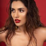 Akshara Gowda Instagram - Cuz u look greatest when u feel like a damn queen ❤️‍🔥🔥 Photography @shareefnandyala Makeup and hair @pranathibandi Styling @priyankaarik Assisted @_salonii.jainn_ Accessories @arikatelier Production @studiolluxe #coffeelover #skincare #aksharagowda #stylishtamilachi #aksharagowdabikki #stylishtamizhachi #dancing #raw #monday #random #white
