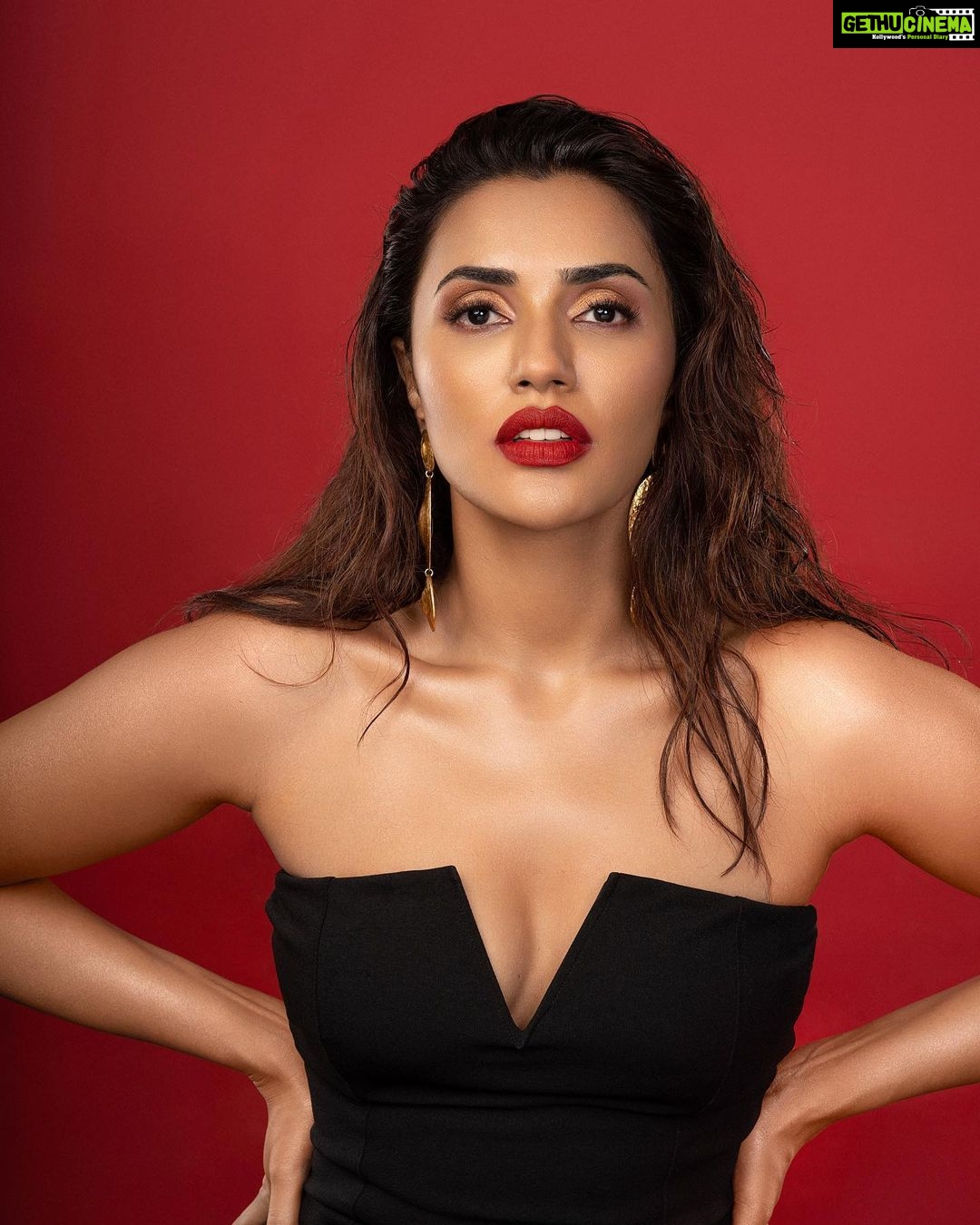 Akshara Gowda Instagram - Cuz u look greatest when u feel like a damn queen β€οΈβπ₯π₯ Photography @shareefnandyala Makeup and hair @pranathibandi Styling @priyankaarik Assisted @_salonii.jainn_ Accessories @arikatelier Production @studiolluxe #coffeelover #skincare #aksharagowda #stylishtamilachi #aksharagowdabikki #stylishtamizhachi #dancing #raw #tuesdaymotivation #random #red