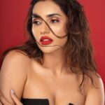 Akshara Gowda Instagram - Cuz u look greatest when u feel like a damn queen ❤️‍🔥🔥 Photography @shareefnandyala Makeup and hair @pranathibandi Styling @priyankaarik Assisted @_salonii.jainn_ Accessories @arikatelier Production @studiolluxe #coffeelover #skincare #aksharagowda #stylishtamilachi #aksharagowdabikki #stylishtamizhachi #dancing #raw #monday #random #white