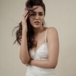Akshara Gowda Instagram - It’s your story, Honey ! Feel free to hit ‘em with a plot twist whenever you want ❤️‍🔥😉🥰 Shot by @shaktismaran Makeup & Hair by @saikrishnabandari Styled by @praptigarg #coffeelover #skincare #aksharagowda #stylishtamilachi #aksharagowdabikki #stylishtamizhachi #dancing #raw #monday #random #white Hand On Heart Studio