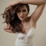 Akshara Gowda Instagram - It’s your story, Honey ! Feel free to hit ‘em with a plot twist whenever you want ❤️‍🔥😉🥰 Shot by @shaktismaran Makeup & Hair by @saikrishnabandari Styled by @praptigarg #coffeelover #skincare #aksharagowda #stylishtamilachi #aksharagowdabikki #stylishtamizhachi #dancing #raw #monday #random #white Hand On Heart Studio