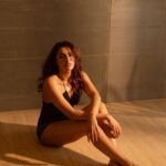 Akshara Gowda Instagram - Golden hour 🌟⭐️ Shot by @shaktismaran Makeup & Hair by @saikrishnabandari Styled by @praptigarg #coffeelover #skincare #aksharagowda #stylishtamilachi #aksharagowdabikki #stylishtamizhachi #dancing Hand On Heart Studio