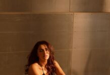 Akshara Gowda Instagram - Golden hour 🌟⭐️ Shot by @shaktismaran Makeup & Hair by @saikrishnabandari Styled by @praptigarg #coffeelover #skincare #aksharagowda #stylishtamilachi #aksharagowdabikki #stylishtamizhachi #dancing Hand On Heart Studio