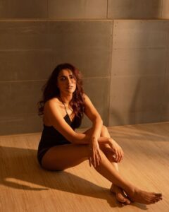 Akshara Gowda Instagram - Golden hour 🌟⭐️ Shot by @shaktismaran Makeup & Hair by @saikrishnabandari Styled by @praptigarg #coffeelover #skincare #aksharagowda #stylishtamilachi #aksharagowdabikki #stylishtamizhachi #dancing Hand On Heart Studio