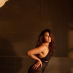 Akshara Gowda Instagram - Golden hour 🌟⭐️ Shot by @shaktismaran Makeup & Hair by @saikrishnabandari Styled by @praptigarg #coffeelover #skincare #aksharagowda #stylishtamilachi #aksharagowdabikki #stylishtamizhachi #dancing Hand On Heart Studio