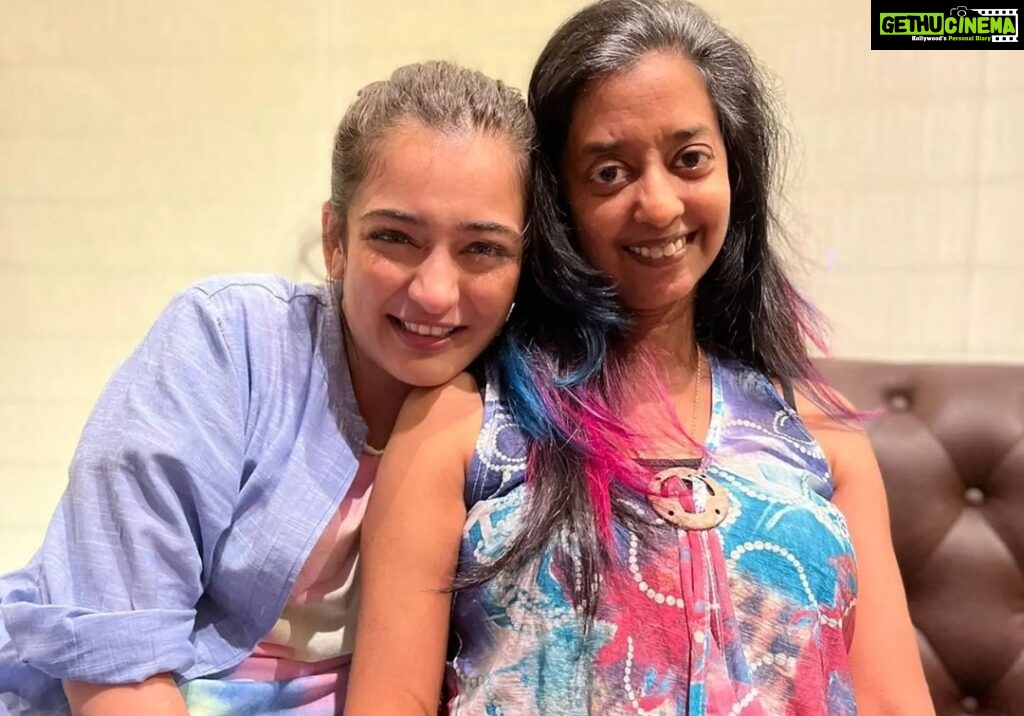 Akshara Haasan Instagram - Here is wishing both my mumma @actor_sarika and koki @koki_danse a happiest mother's day. Thank you for being such important ladies in my life. Both of you have taught me some really important values in life and believe in me. ❤