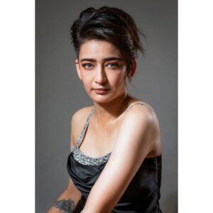 Akshara Haasan Instagram - About last night. 
Thank you @filmfare  for the lovely evening. 

Hair @karmasbeautysalon 

Makeup @nivrittichandramakeup 

Photography by @asp.visuals
Styling @itsparthkhanna 
Dress @stylejunkiie