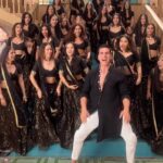 Akshay Kumar Instagram - Last but not the least, #MainKhiladi with all the ladies in the house 😎 What are you waiting for, get grooving now! #Selfiee
