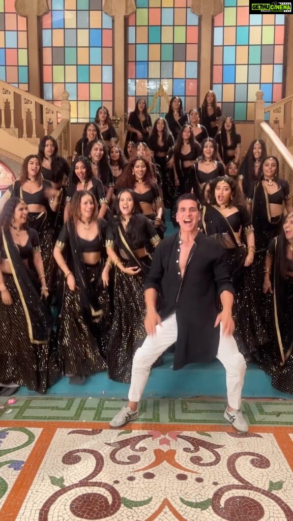 Akshay Kumar Instagram - Last but not the least, #MainKhiladi with all the ladies in the house 😎 What are you waiting for, get grooving now! #Selfiee