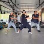 Akshay Kumar Instagram - Aapko kya laga hum inhe bhool gaye? Duniya bhar mein ‘new age’ dhoond lo, but nothing matches the vibe of original legends. #MainKhiladi with the OG choreographers Chinni Prakash-Rekha and Ganesh was one such masterclass!! Post your #MainKhiladi reel with your dance teacher and I’ll repost. @chinnilaljayaprakash @rpcpss #Selfiee