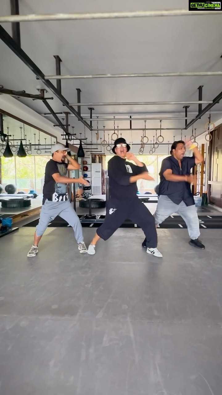 Akshay Kumar Instagram - Aapko kya laga hum inhe bhool gaye? Duniya bhar mein ‘new age’ dhoond lo, but nothing matches the vibe of original legends. #MainKhiladi with the OG choreographers Chinni Prakash-Rekha and Ganesh was one such masterclass!! Post your #MainKhiladi reel with your dance teacher and I’ll repost. @chinnilaljayaprakash @rpcpss #Selfiee