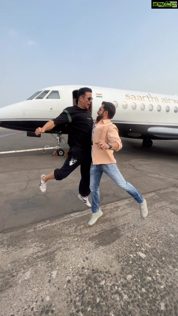 Akshay Kumar Instagram - While the captain awaited clearance, we did a mauke pe chauka! And made a #MainKhiladi reel with the help of our kind air-hostess @sethi_prerna9218 😬 Have you made yours yet? #Selfiee