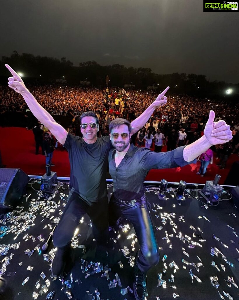 Akshay Kumar Instagram - When the crowd is as lit as this, ek #Selfiee toh banti hi hai 🤳🏼 Thank you for all the love Nagpur ♥️ दिल खुश हो गया @therealemraan