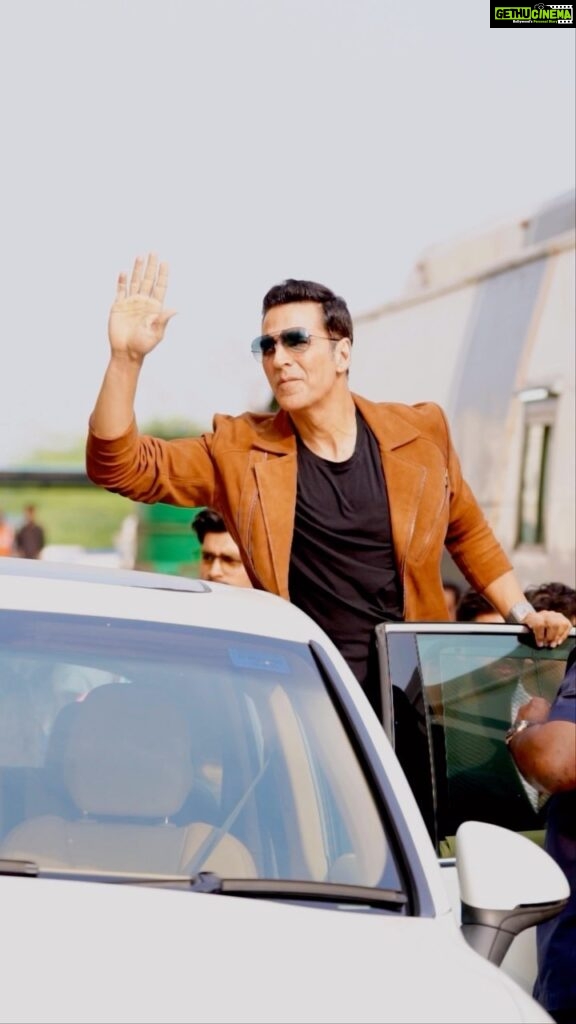 Akshay Kumar Instagram - Past few days I’ve got to meet thousands of you, and each of those meetings has made me realize how lucky I am and it makes me count my blessings, every single day! Selfiee is my dedication to all you guys…fans, not just mine but of all celebrities, across the world! God bless you all 🙏🏻