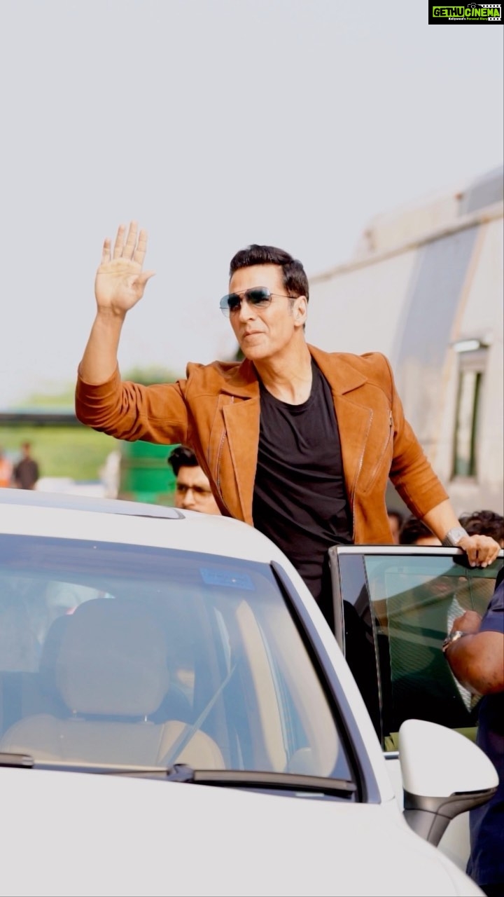 Akshay Kumar Instagram - Past few days I’ve got to meet thousands of you, and each of those meetings has made me realize how lucky I am and it makes me count my blessings, every single day! Selfiee is my dedication to all you guys…fans, not just mine but of all celebrities, across the world! God bless you all 🙏🏻