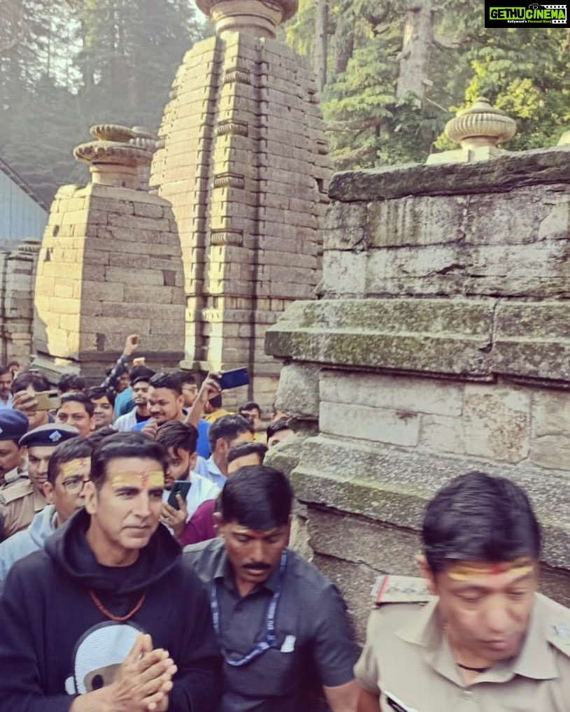 Akshay Kumar Instagram - Jageshwar Dham 🙏 serene calm and blissful ॐ त्र्यम्बकं यजामहे सुगन्धिं पुष्टिवर्धनम् । उर्वारुकमिव बन्धनान् मृत्योर्मुक्षीय मामृतात् ॥