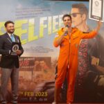 Akshay Kumar Instagram - Everything I have achieved and where I am in life is due to the unconditional love of my fans. This is my special tribute to them, acknowledging how they have stood by me throughout my career. With the help of my fans, we have broken the Guinness World Record for Most Selfies in 3 minutes :) Thank you everyone. This was very special and I'll remember this forever. Ab selfies hi selfies hongi. See you all in cinemas on Friday. @trzyinnovationz