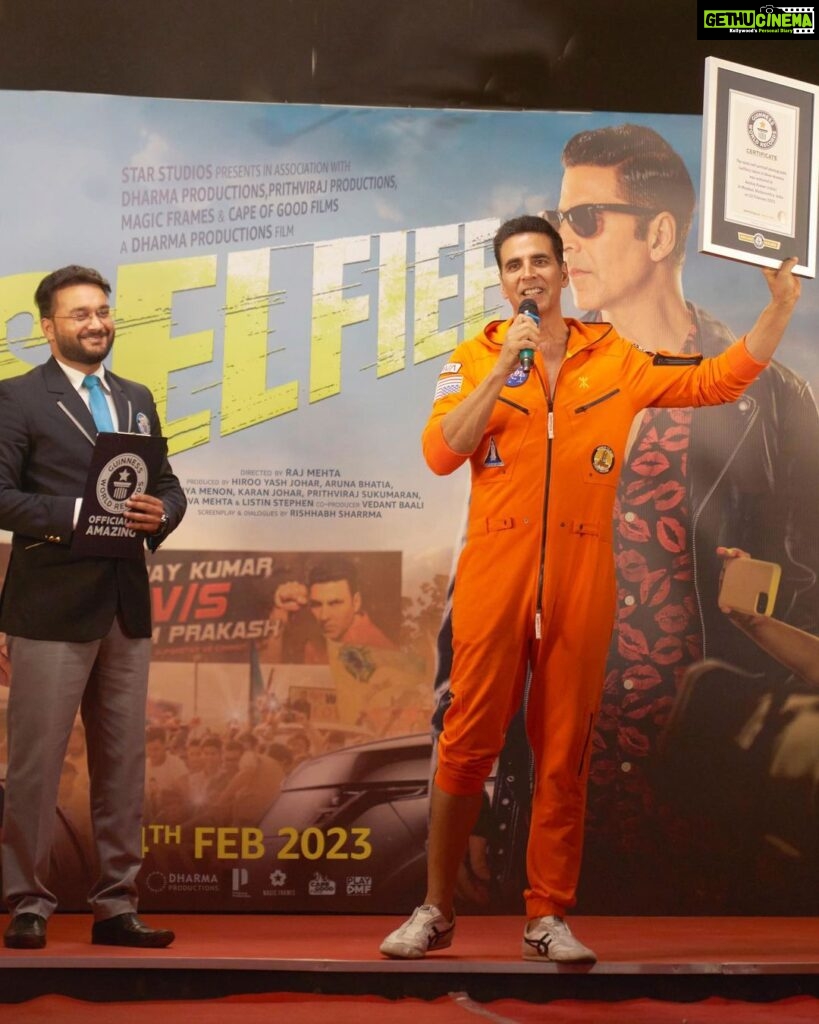 Akshay Kumar Instagram - Everything I have achieved and where I am in life is due to the unconditional love of my fans. This is my special tribute to them, acknowledging how they have stood by me throughout my career. With the help of my fans, we have broken the Guinness World Record for Most Selfies in 3 minutes :) Thank you everyone. This was very special and I'll remember this forever. Ab selfies hi selfies hongi. See you all in cinemas on Friday. @trzyinnovationz