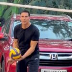 Akshay Kumar Instagram - Dear Tiger, I’m not someone who writes letters. Infact I am someone who does not write at all. But today I felt like doing this to make a special point. It was 32 years ago when I started my career with an action film. In these decades, I thought I had done it all. But just 15 days into filming one of our most ambitious projects, #BadeMiyanChoteMiyan, I already feel tested. Both physically and mentally. Pain, injuries, broken bones, these are not new to me. But nothing has ever pushed me out of my comfort zone the way @aliabbaszafar , his team…and you have, in just two weeks. Bhai roz physiotherapy chal rahi hai. And I’m not complaining. Because the magic of life is always outside the comfort zone. New doors open when we push. Mountains move when we push. We come into this world with a push... Life happens when we push. I’m enjoying pushing my limits, especially when it is with someone who was born in the year that I started working in. Tere saath yeh shoot karke badiya feel aa rahi hai, Tiger. We are doing amazing stunts, we talk fitness, we work out, and then we play volleyball till we crash. I feel rejuvenated, I feel young from inside and this surge of fitness is making me realise that 55 is the age just on my birth certificate. So, thank you @tigerjackieshroff for inspiring me, challenging me and making me feel joyful in my zone. You and the whole team of Bade Miyan Chote Miyan have all my love and blessings. Cheers, Akshay.