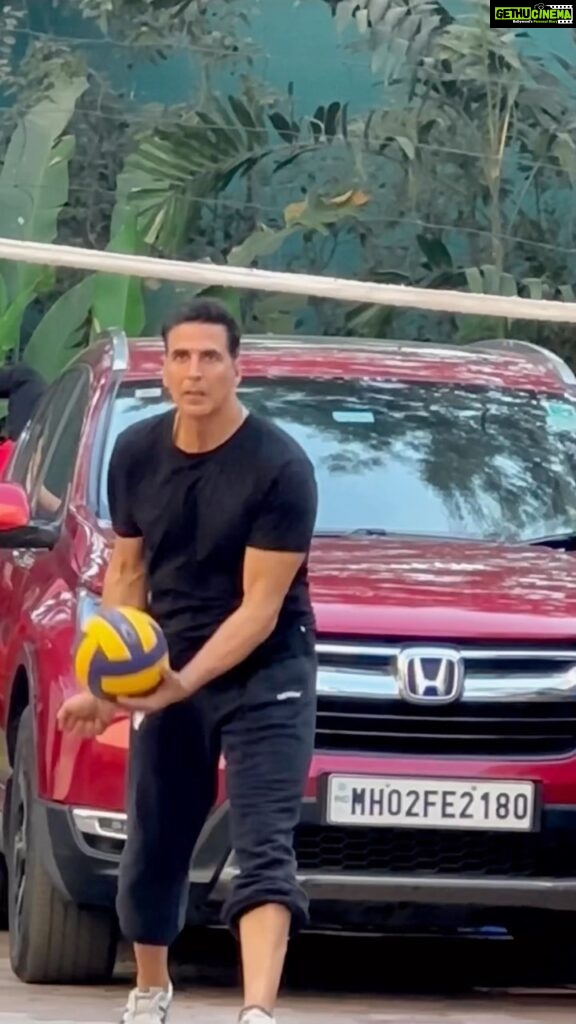 Akshay Kumar Instagram - Dear Tiger, I’m not someone who writes letters. Infact I am someone who does not write at all. But today I felt like doing this to make a special point. It was 32 years ago when I started my career with an action film. In these decades, I thought I had done it all. But just 15 days into filming one of our most ambitious projects, #BadeMiyanChoteMiyan, I already feel tested. Both physically and mentally. Pain, injuries, broken bones, these are not new to me. But nothing has ever pushed me out of my comfort zone the way @aliabbaszafar , his team…and you have, in just two weeks. Bhai roz physiotherapy chal rahi hai. And I’m not complaining. Because the magic of life is always outside the comfort zone. New doors open when we push. Mountains move when we push. We come into this world with a push... Life happens when we push. I’m enjoying pushing my limits, especially when it is with someone who was born in the year that I started working in. Tere saath yeh shoot karke badiya feel aa rahi hai, Tiger. We are doing amazing stunts, we talk fitness, we work out, and then we play volleyball till we crash. I feel rejuvenated, I feel young from inside and this surge of fitness is making me realise that 55 is the age just on my birth certificate. So, thank you @tigerjackieshroff for inspiring me, challenging me and making me feel joyful in my zone. You and the whole team of Bade Miyan Chote Miyan have all my love and blessings. Cheers, Akshay.